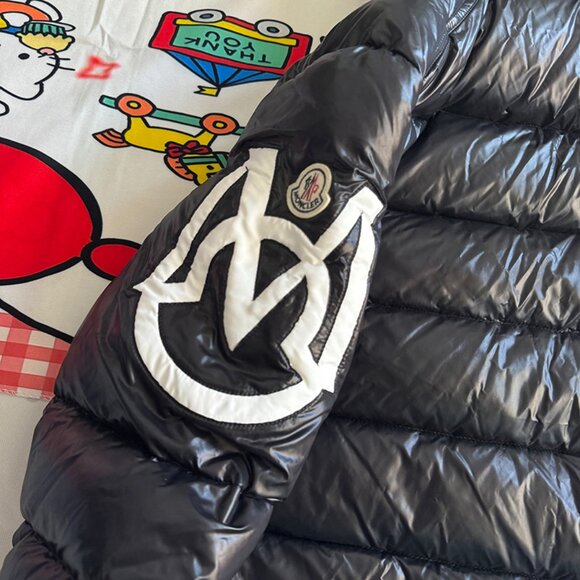 Moncler Short Shiny Down Jacket With Hood - Picture 3 of 11